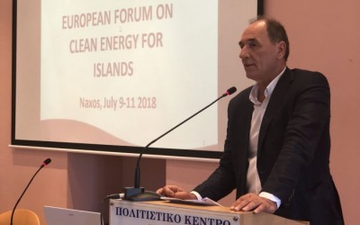 Σταθάκης: Σε βιώσιμα Συστήματα Παραγωγής Ενέργειας Μέσω της Αξιοποίησης των ΑΠΕ Μπορούν να Εξελιχθούν τα Νησιά μας